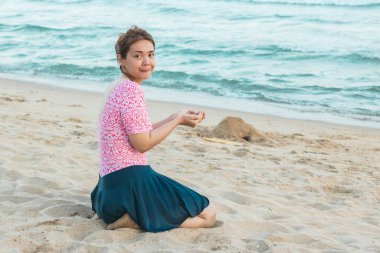 Mayolu genç Asyalı kadın sahilde dinleniyor..