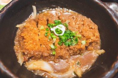 Kızarmış domuz eti mi yoksa kasede miso soslu Tonkatsu mu? Japon yemeği..