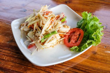 Tahta masada Papaya salatası, Tayland yemeği..