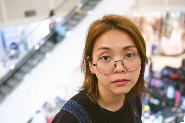 센터에서 일하는 아시아 여성의 모습이 감춰져 — 스톡 사진