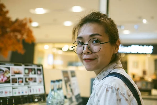 센터에서 일하는 아시아 여성의 모습이 감춰져 — 스톡 사진