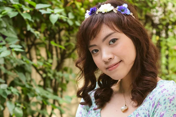 Ung Söt Asiatisk Kvinna Med Blomma Pannband — Stockfoto