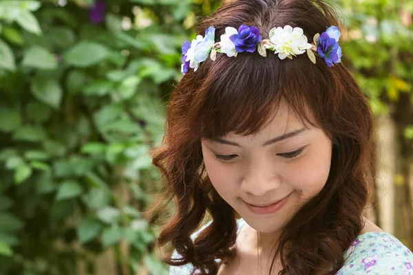 Joven Bonita Mujer Asiática Con Diadema Flor — Foto de Stock