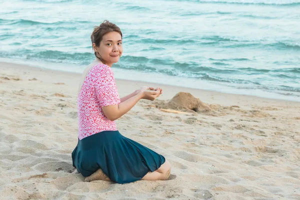 Mayolu genç Asyalı kadın sahilde dinleniyor..