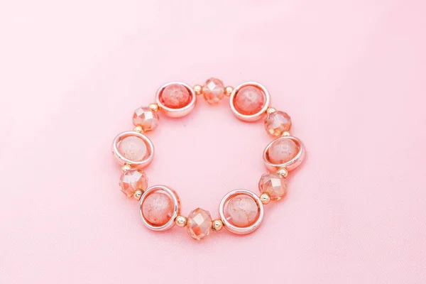 Rosafarbenes Perlenarmband Auf Rosa Hintergrund — Stockfoto