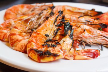 Beyaz plaka üzerinde ızgara karides