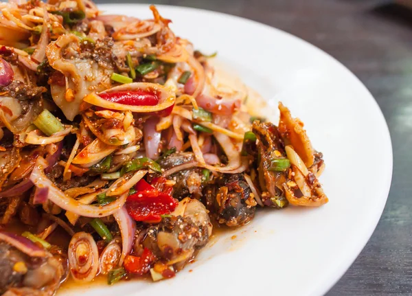 Пряный салат из огурцов в белой тарелке, тайские морепродукты — стоковое фото