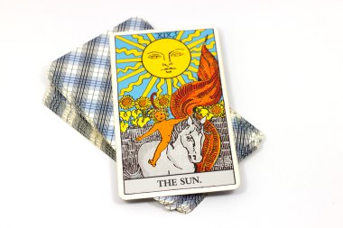 Güneş kart Tarot kartları beyaz arka plan üzerinde. Binici waite tarot kartı