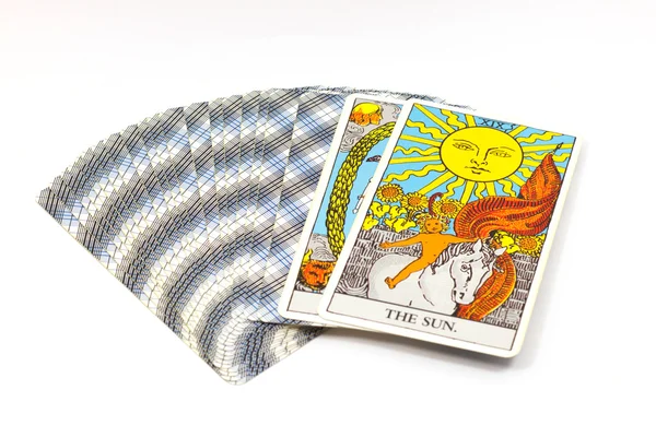 La carta del Sol, cartas del Tarot sobre fondo blanco. Jinete espera carta del tarot — Foto de Stock