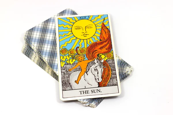 La carta del Sol, cartas del Tarot sobre fondo blanco. Jinete espera carta del tarot — Foto de Stock