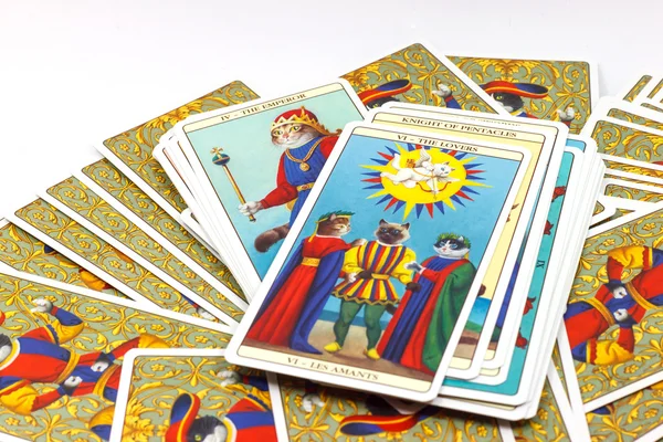 Aşık kart Tarot kartı beyaz arka plan üzerinde. Tarot kartları karışımı.