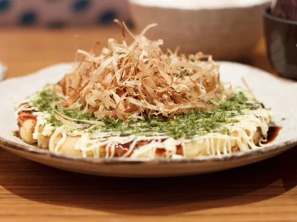 Japon geleneksel yemekleri. Japon restoranı Okonomiyaki veya Japonca pizza.