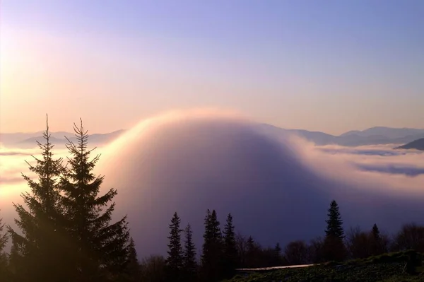 Morgendämmerung Einem Hochtal Wolkenmeer Ein Erstaunlicher Seltener Und Schöner Anblick — Stockfoto