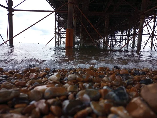 Strand Seite Ozeanwellen Auf Felsen Direkt Strand Von Pier Grau — Stockfoto