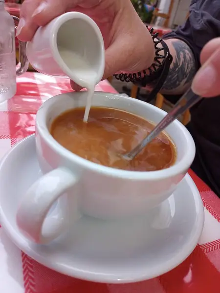 Café Fazendo Belas Cores Café Bebida Pacífica Líquido Branco — Fotografia de Stock