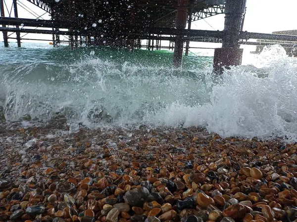 Strand Seite Ozeanwellen Auf Felsen Direkt Strand Von Pier Grau — Stockfoto