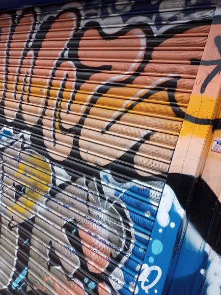 Yaratıcı Innovative Graffiti poster sanatsal şehir sanatı mesajı