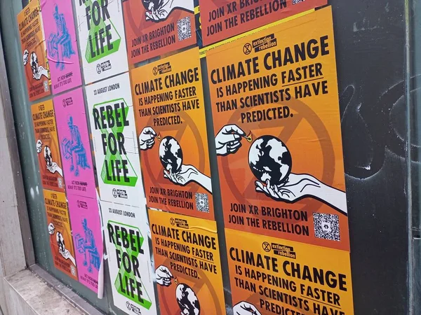 Yaratıcı Innovative Graffiti poster sanatsal şehir sanatı mesajı
