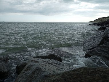 Arka planda rıhtım ve enkaz dalgaları arka planda duvar kâğıdı doğası güzelliği taşır.