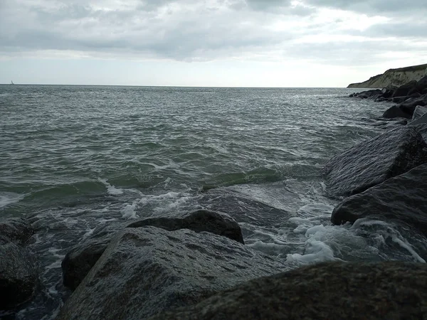 Beach Front Med Piren Bakgrunden Och Vrak Vågor Stenar Bakgrund — Stockfoto