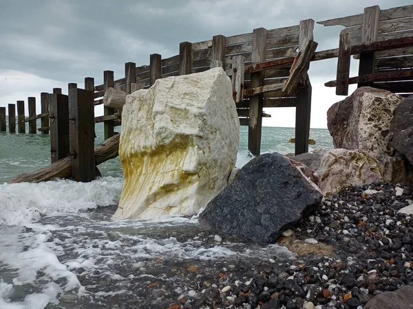 Strand Voorkant Met Pier Achtergrond Wrakstukken Golven Stenen Achtergrond Behang — Stockfoto
