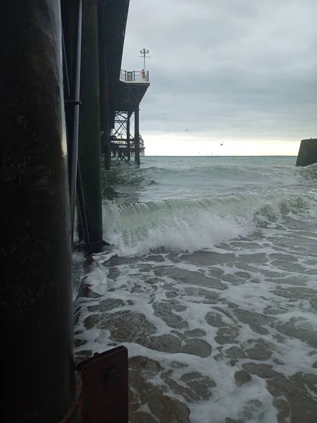 Frente Playa Con Muelle Fondo Escombros Olas Piedras Fondo Fondo — Foto de Stock