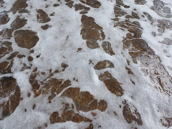 Frente Praia Com Cais Fundo Ondas Destroços Pedras Fundo Papel — Fotografia de Stock