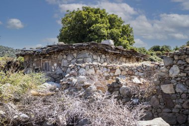 200 yıldır zamanın sınavına dayanan eski bir dağ evi..