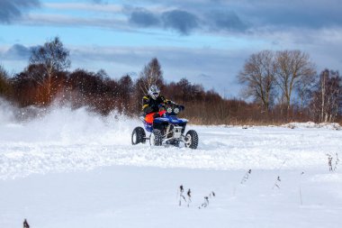 Dörtlü bisiklet, kış yolculuğu, 124; kış ormanı, kış günü.