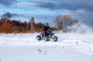 Dörtlü bisiklet, kış yolculuğu, 124; kış ormanı, kış günü.