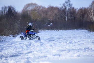 Dörtlü bisiklet, kış yolculuğu, 124; kış ormanı, kış günü.