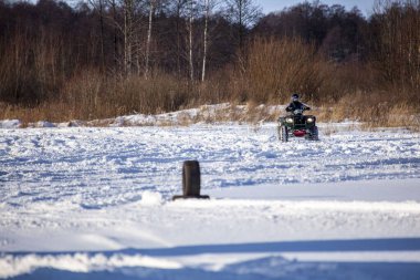 Dörtlü bisiklet, kış yolculuğu, 124; kış ormanı, kış günü.