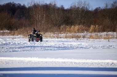Dörtlü bisiklet, kış yolculuğu, 124; kış ormanı, kış günü.