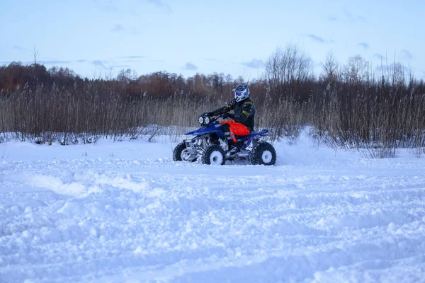 Fyrhjuling Vintertur Vinterskog Vinterdag — Stockfoto