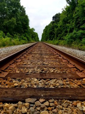 Tren rayları, hat boyunca ilerliyor.. 