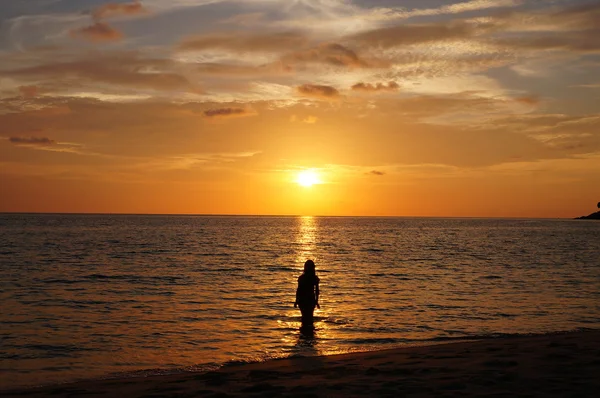 Deniz kızı siluet günbatımı Karon Beach — Stok fotoğraf