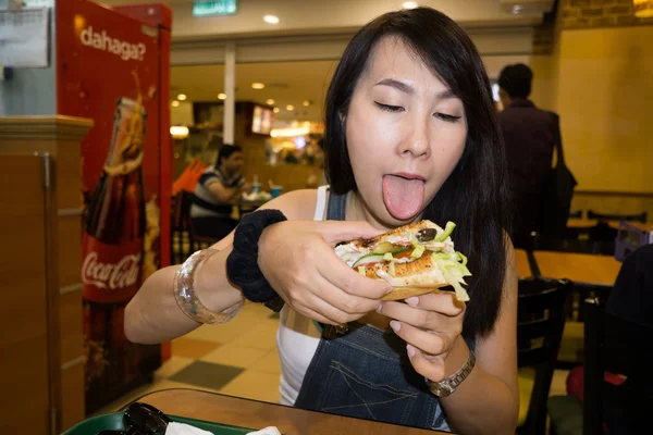 Irene essen Burger — Stockfoto