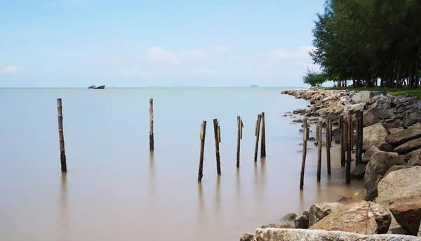 Ahşap rock beach yanında — Stok fotoğraf