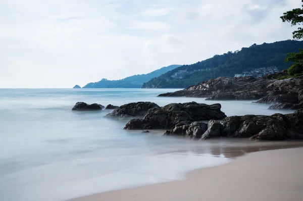 Klippe in patong beach — Stockfoto