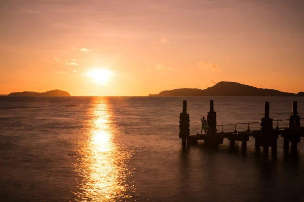 Rawai sunrise with couple — Stock Photo, Image