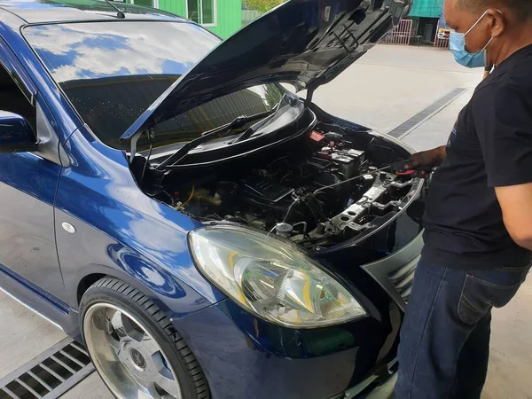 Bangkok Tailândia Julho 2021 Mecânico Serviceman Carro Não Identificado Verificando — Fotografia de Stock