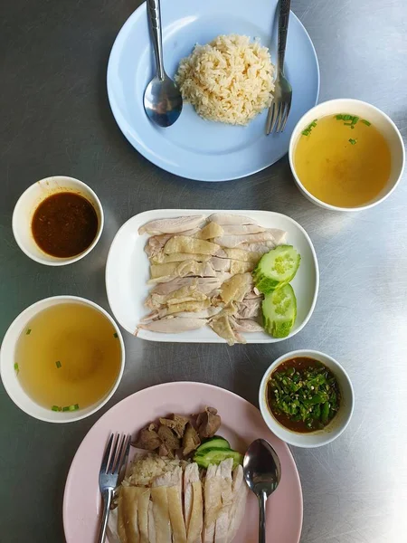 Nasi Dikukus Dengan Sup Ayam Nasi Ayam Hainan Dengan Mentimun — Stok Foto