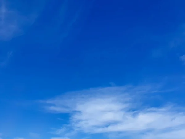 Mavi gökyüzü ve gökyüzünde beyaz bulutlar olan doğal gökyüzü bulutu duvar kağıdı arkaplanı için kullanılır
