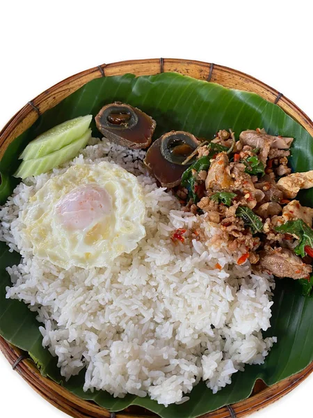 在泰国曼谷的泰国街头食品市场或餐馆出售的配以炒猪肉 牛肉和罗勒的米饭 — 图库照片