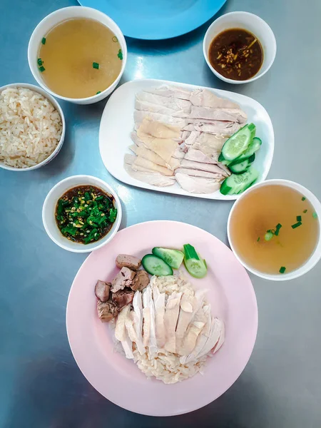 Nasi Dikukus Dengan Sup Ayam Nasi Ayam Hainan Dengan Mentimun — Stok Foto