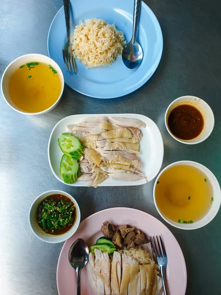 Tavuk Çorbası Hainanese Tavuğu Pilavı Salatalık Ciğer Sos Ile Buğulanmış — Stok fotoğraf