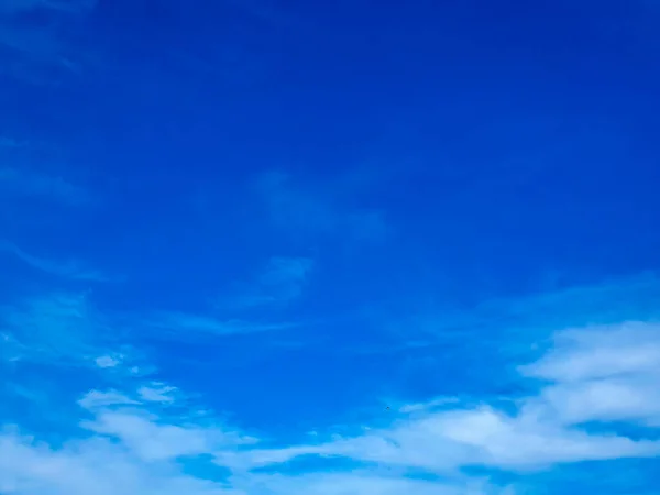 Mavi Gökyüzü Gökyüzünde Beyaz Bulutlar Olan Doğal Gökyüzü Bulutu Duvar — Stok fotoğraf