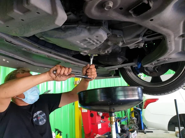 Bangkok Thailand Juli 2021 Niet Geïdentificeerde Automonteur Ontwatert Oude Smeermiddelmotorolie Rechtenvrije Stockfoto's