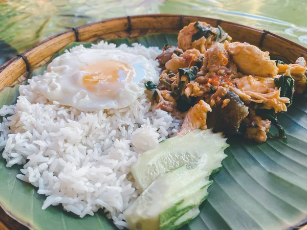 Nasi Ditaburi Daging Babi Goreng Atau Daging Sapi Dan Kemangi — Stok Foto