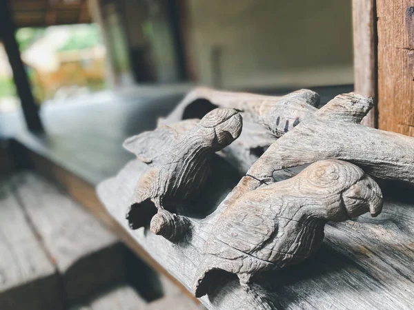 Antika dekoratif eşyalar Tayland 'daki ev, restoran veya restoranlar için güzelliği göstermek ve yaratmak amacıyla evde, restoranda veya bahçede süslemek için popülerdir.
